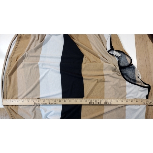 Flower & Feather color block shirt with keyhole back - Picture 8 of 10